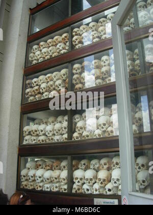 Teschi di morti prigionieri cambogiano esposto all'interno di Choeung Ek Memorial (killing fields) in Phnom Penh Cambogia Foto Stock