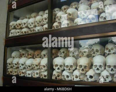 Teschi di morti prigionieri cambogiano esposto all'interno di Choeung Ek Memorial (killing fields) in Phnom Penh Cambogia Foto Stock