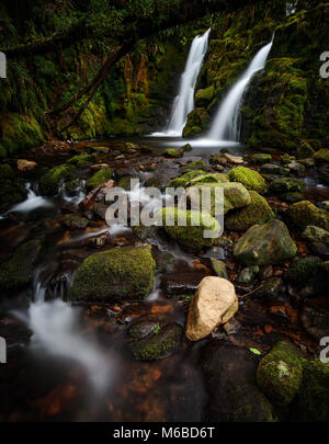 Twin cascate del serbatoio Venford Parco Nazionale di Dartmoor Foto Stock