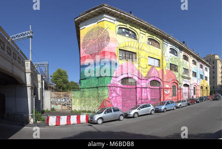 Coperto di graffiti blocco di case nel quartiere Ostiensa a Roma Foto Stock