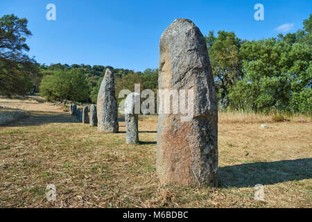 Foto e immagini di età preistorica età del rame proto antropomorfe in pietra permanente statua menhir nel Biru 'e Concas archaeolological sito, Sorgono, Foto Stock