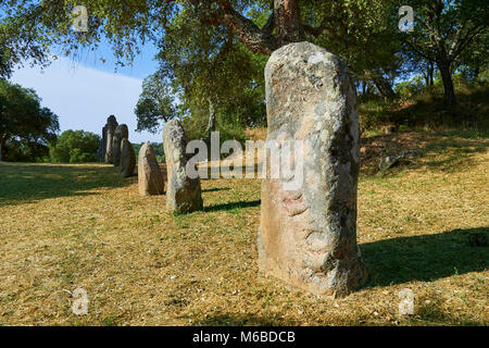 Foto e immagini di età preistorica età del rame proto antropomorfe in pietra permanente statua menhir nel Biru 'e Concas archaeolological sito, Sorgono, Foto Stock