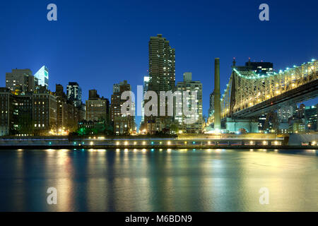 Il Queensboro Bridge oltre l'East River e il Sutton Place, Manhattan, New York City, NY, STATI UNITI D'AMERICA Foto Stock