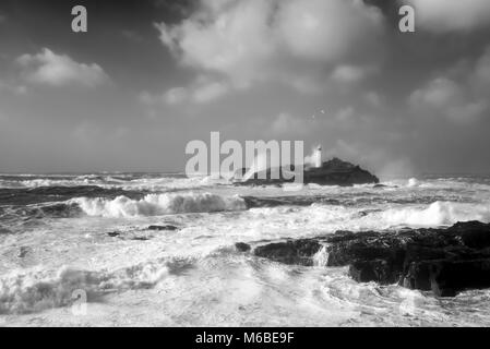 Immagine in bianco e nero del faro Godrevy in Cornovaglia durante la tempesta Imogen, Feb 2016. Foto Stock