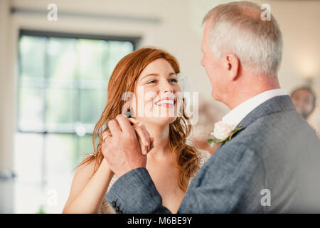 Bella Sposa sta godendo di una danza con suo padre il giorno del matrimonio. Foto Stock