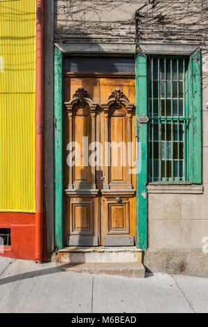 Una vecchia porta di legno a Valparaiso, Cile. Foto Stock
