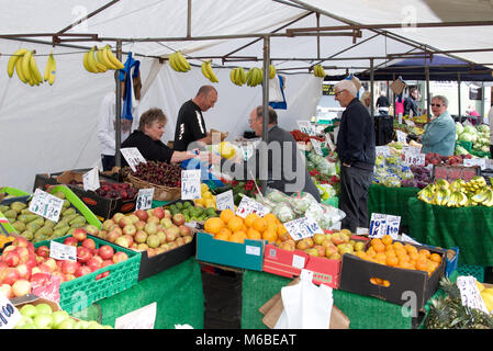 Una giornata in una fase di stallo ion giorno di mercato a Boston, Lincolnshire, Inghilterra Foto Stock