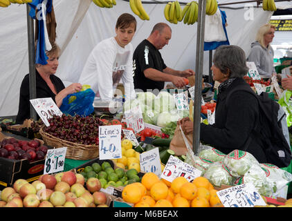 Una giornata in una fase di stallo ion giorno di mercato a Boston, Lincolnshire, Inghilterra Foto Stock