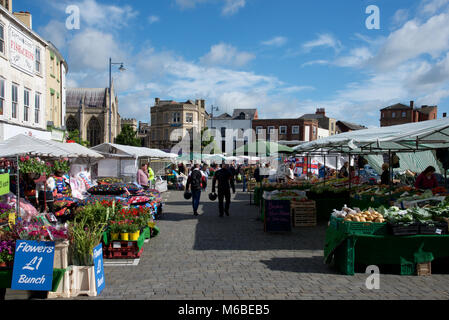 Giorno di Mercato nella piazza della città di Boston, Lincolnshire, Inghilterra Foto Stock