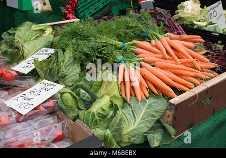 Le carote fresche in vendita su un mercato in stallo. Foto Stock