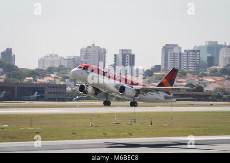 Sao Paulo, SP / Brasile - 05 Ottobre 2011: Avianca A319 di decollare in aeroporto di Congonhas Foto Stock