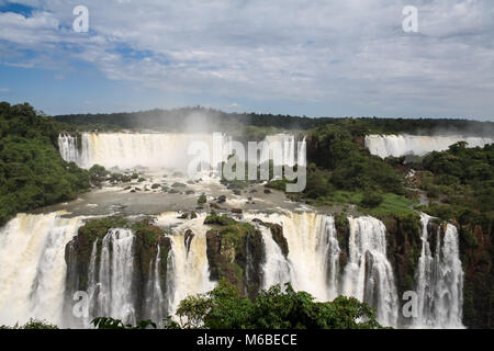 Cascate di Iguassù - Il più grande sistema di cascate nel mondo Foto Stock