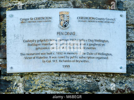 La placca sulla penna Dinas monumento, Aberystwyth, Ceredigion, Galles Foto Stock