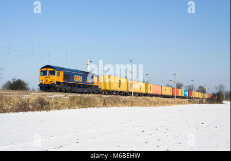 Una classe 66 locomotiva diesel numero 66713 lavorando un GBRf trasporto intermodale delle merci nei pressi di Marks Tey. Foto Stock