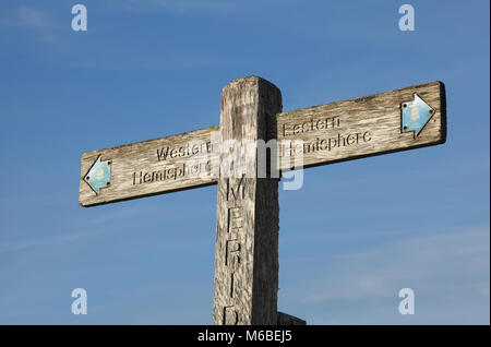 Un cartello di legno sul South Downs la marcatura del meridiano di Greenwich. Che punti a sinistra per la 'emisfero occidentale" e a destra per 'Emisfero Orientale". Foto Stock