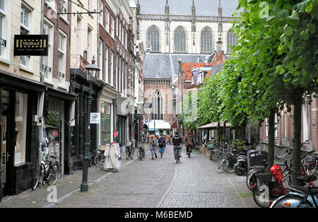 In Warmoesstraat, Haarlem, Olanda Settentrionale, Paesi Bassi. Guardando verso il St Bavo chiesa alla fine della strada. Foto Stock