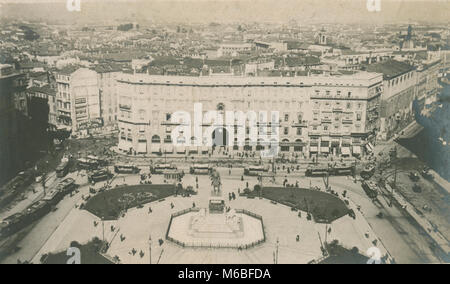 Antique c1900 fotografia, Palazzo Carminati presso la Piazza del Duomo di Milano, Italia, con la statua di Vittorio Emanuele II. Vista dal Duomo di Milano. Foto Stock