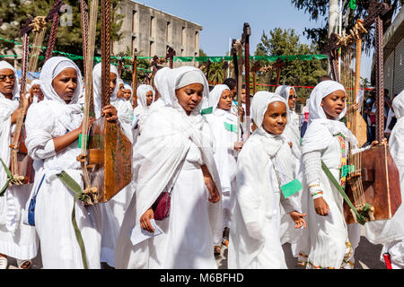 Una processione di strada della chiesa ortodossa etiope cristiani durante il Timkat annuale (Epifania) Celebrazioni, Addis Abeba, Etiopia Foto Stock