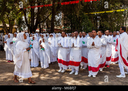 Ortodossa Etiope cristiani vestita di bianco tradizionale celebrare Timkat (Epifania) a Kidist Mariam Chiesa, Addis Abeba, Etiopia Foto Stock