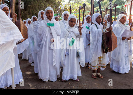 Una processione di giovani etiopi cristiani ortodossi prendere parte a una processione a Kidist Mariam Chiesa durante il Timkat annuale (Epifania) Celebrazioni Foto Stock