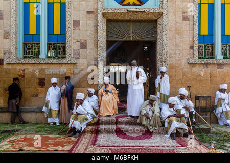 Un Ortodossa Etiope prete cristiano dà un sermone a Kidist Mariam Chiesa all inizio del Timkat (Epifania) Celebrazioni, Addis Abeba, Ethiopi Foto Stock