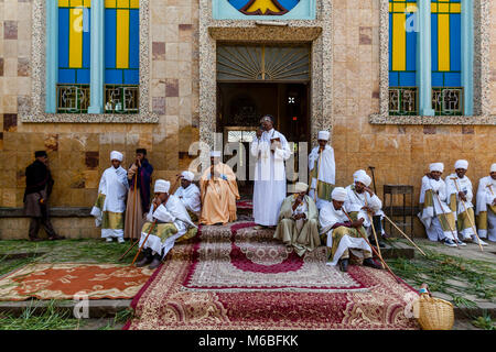 Un Ortodossa Etiope prete cristiano dà un sermone a Kidist Mariam Chiesa all inizio del Timkat (Epifania) Celebrazioni, Addis Abeba, Ethiopi Foto Stock