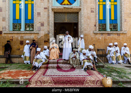 Un Ortodossa Etiope prete cristiano dà un sermone a Kidist Mariam Chiesa all inizio del Timkat (Epifania) Celebrazioni, Addis Abeba, Ethiopi Foto Stock