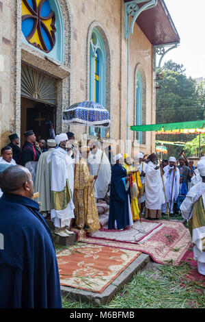 Etiope cristiano ortodosso di presbiteri e diaconi celebrare i tre giorni del festival di Timkat (Epifania) a Kidist Mariam Chiesa, Addis Abeba, Etiopia Foto Stock