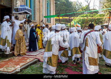 Etiope cristiano ortodosso di presbiteri e diaconi celebrare i tre giorni del festival di Timkat (Epifania) a Kidist Mariam Chiesa, Addis Abeba, Etiopia Foto Stock