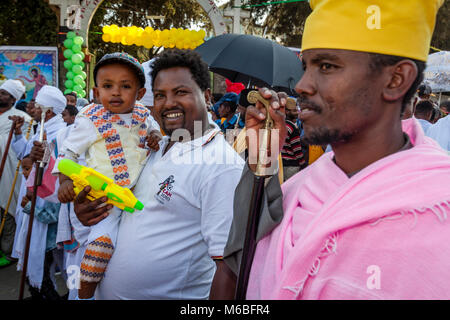 Ortodossa Etiope i cristiani attendono fuori Kidist Maryam la Chiesa per la processione di passare; Timkat (Epifania) ad Addis Abeba, Etiopia Foto Stock