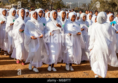 Una processione di ortodossa etiope di cristiani arrivano al Jan Sportsgound Meda per celebrare Timkat (Epifania), Addis Abeba, Etiopia Foto Stock