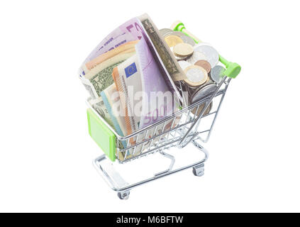 Carrello spesa piena di soldi di banconote e di monete in euro per lo shopping. isolato su bianco Foto Stock