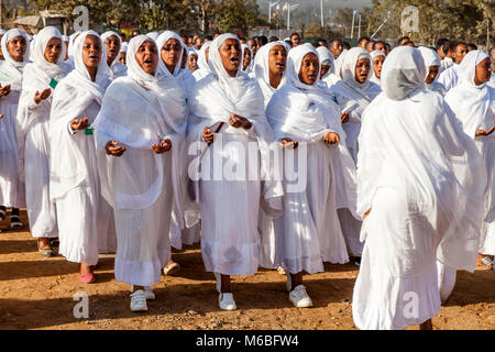 Una processione di ortodossa etiope di cristiani arrivano al Jan Sportsgound Meda per celebrare Timkat (Epifania), Addis Abeba, Etiopia Foto Stock