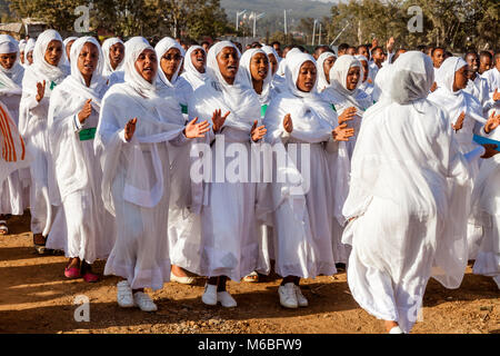 Una processione di ortodossa etiope di cristiani arrivano al Jan Sportsgound Meda per celebrare Timkat (Epifania), Addis Abeba, Etiopia Foto Stock