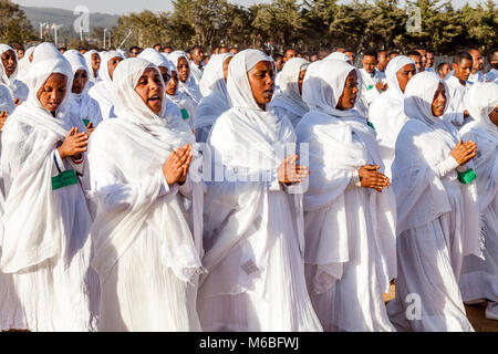 Una processione di ortodossa etiope di cristiani arrivano al Jan Sportsgound Meda per celebrare Timkat (Epifania), Addis Abeba, Etiopia Foto Stock