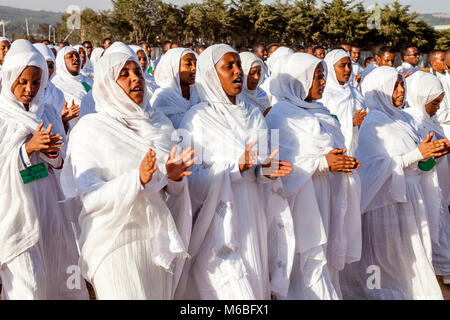 Una processione di ortodossa etiope di cristiani arrivano al Jan Sportsgound Meda per celebrare Timkat (Epifania), Addis Abeba, Etiopia Foto Stock