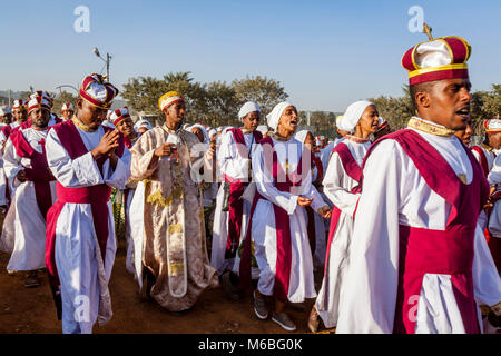 Una processione di ortodossa etiope di cristiani arrivano al Jan Sportsgound Meda per celebrare Timkat (Epifania), Addis Abeba, Etiopia Foto Stock