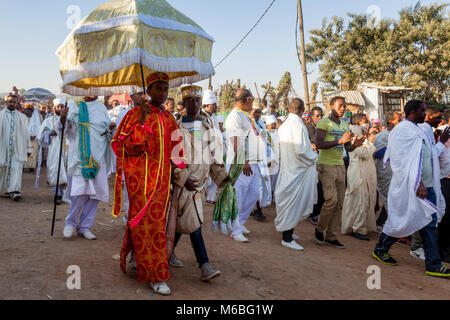 Una processione di ortodossa etiope di presbiteri e diaconi arrivano al Jan Sportsgound Meda per celebrare Timkat (Epifania), Addis Abeba, Etiopia Foto Stock