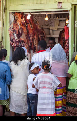 Popolo etiope in coda fino al di fuori di un negozio di macellaio di comprare carne alla fine del Timkat (Epifania) Celebrazioni, Addis Abeba, Etiopia Foto Stock