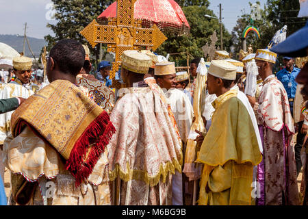 Una processione di ortodossa etiope di presbiteri e diaconi arrivano al Jan Sportsgound Meda per celebrare Timkat (Epifania), Addis Abeba, Etiopia Foto Stock