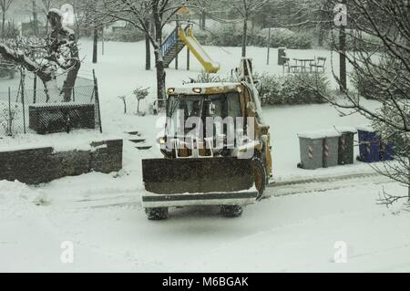 Lo spazzaneve sulla strada innevata (Pesaro) Foto Stock