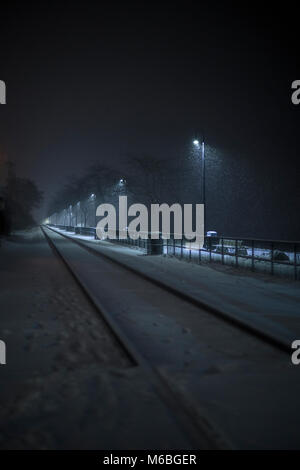 In attesa che il treno in una bufera di neve. Foto Stock