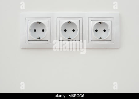 Prese elettriche bianche su un muro bianco