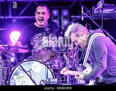 La rock band in Spagnolo degli anni ottanta e novanta, uomini G dalla Spagna e la Enanitos Verdes dall Argentina, hanno offerto un concerto di Huevos Revueltos tour eseguito a Hipodromo nella città di Hermosillo Sonora. (Foto: Luis Gutierre / NortePhoto.com) Foto Stock