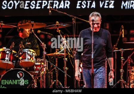 La rock band in Spagnolo degli anni ottanta e novanta, uomini G dalla Spagna e la Enanitos Verdes dall Argentina, hanno offerto un concerto di Huevos Revueltos tour eseguito a Hipodromo nella città di Hermosillo Sonora. (Foto: Luis Gutierre / NortePhoto.com) Foto Stock