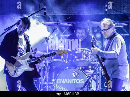 La rock band in Spagnolo degli anni ottanta e novanta, uomini G dalla Spagna e la Enanitos Verdes dall Argentina, hanno offerto un concerto di Huevos Revueltos tour eseguito a Hipodromo nella città di Hermosillo Sonora. (Foto: Luis Gutierre / NortePhoto.com) Foto Stock