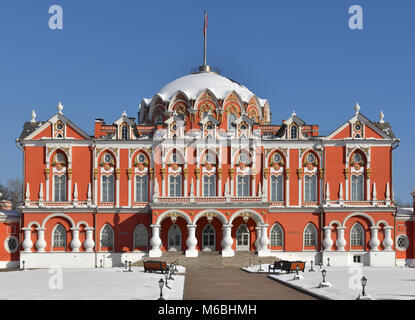 Petrovsky Palace fu costruito per la regina Caterina grande e disegnato dal famoso architetto russo Matvei Kazakov nel 1775-82. Edificio principale Foto Stock