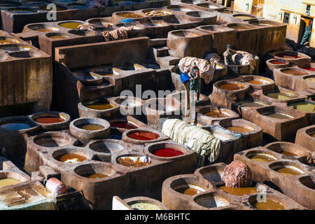 Artigiani del cuoio di tintura a Chaouwara concerie di Fez, Marocco Foto Stock