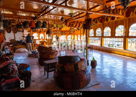 Un negozio di cuoio che si affaccia sulla Chaouwara concerie di Fez, Marocco Foto Stock