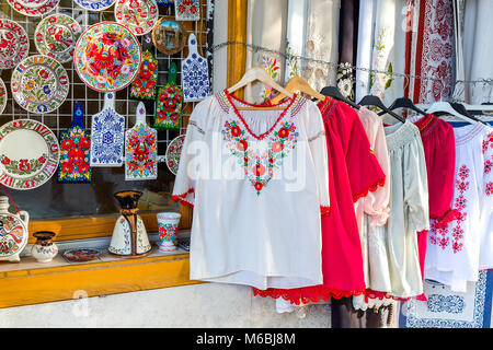 Bellissime magliette etnica tradizionale ungherese e ricami decorativi lastre verniciate e taglio di pannelli in un negozio di strada Foto Stock